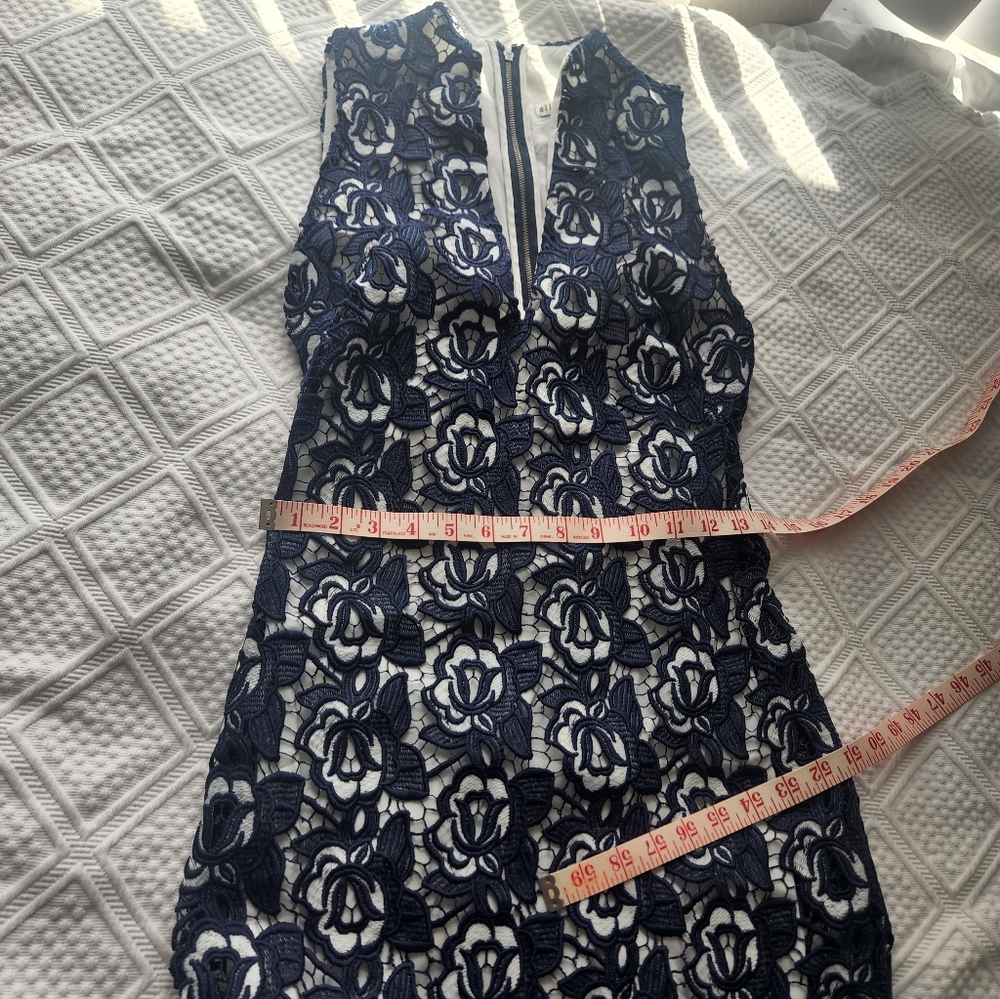 Alice + Olivia Navy and White Rose Midi Dress - Picture 5 of 9